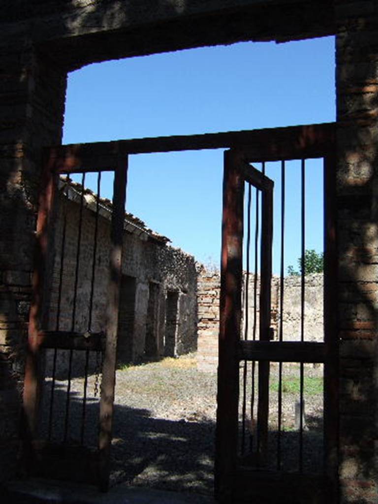 VIII.5.37 Pompeii.  September 2005.  Entrance and west side of atrium.