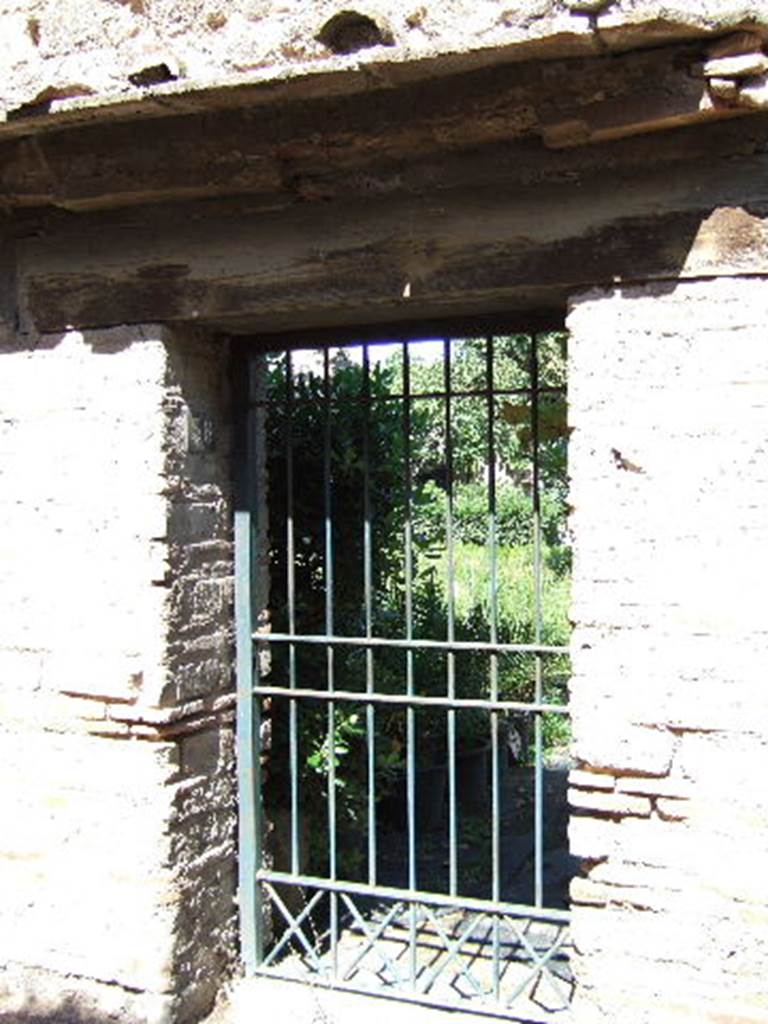 VIII.5.38 Pompeii.  Garden entrance.  September 2005.