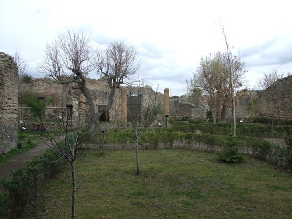 VIII.5.38 Pompeii.  December 2007.  Looking north towards other entrance at VIII.5.16.