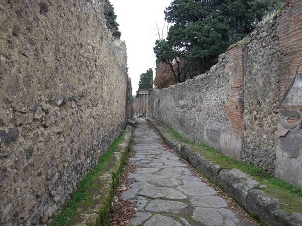 Vicolo delle Pareti Rosse. December 2007. Looking east from outside VIII.5.38.  