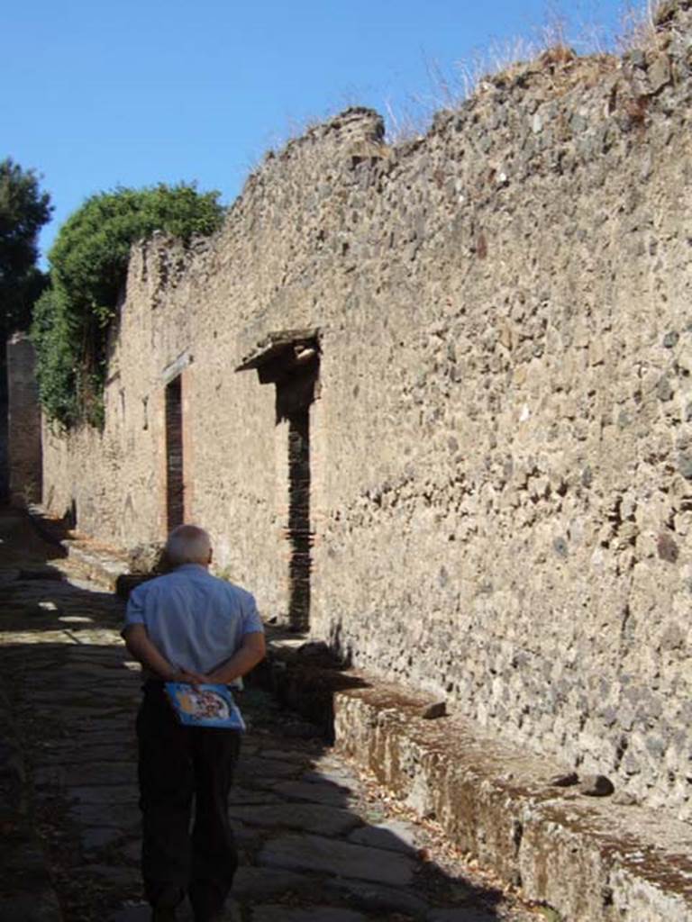 Entrances of VIII.5.39 and VIII.5.38 on Vicolo delle Pareti Rosse. September 2005.