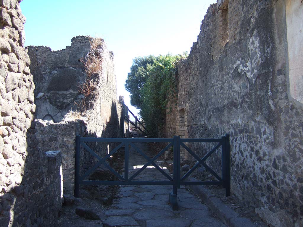 VIII.5.40 Pompeii, on left. September 2005.     Vicolo dei 12 Dei, looking south.         VIII.3, on right.