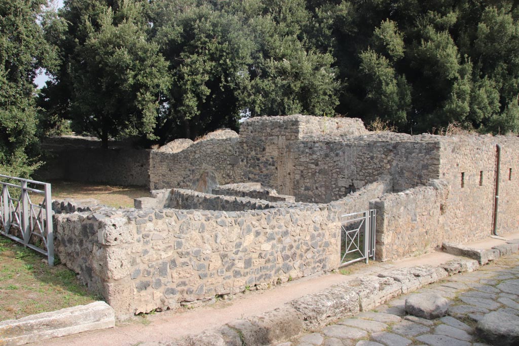 VIII.6.4 Pompeii. October 2023. Looking north-east towards entrance doorway. Photo courtesy of Klaus Heese.