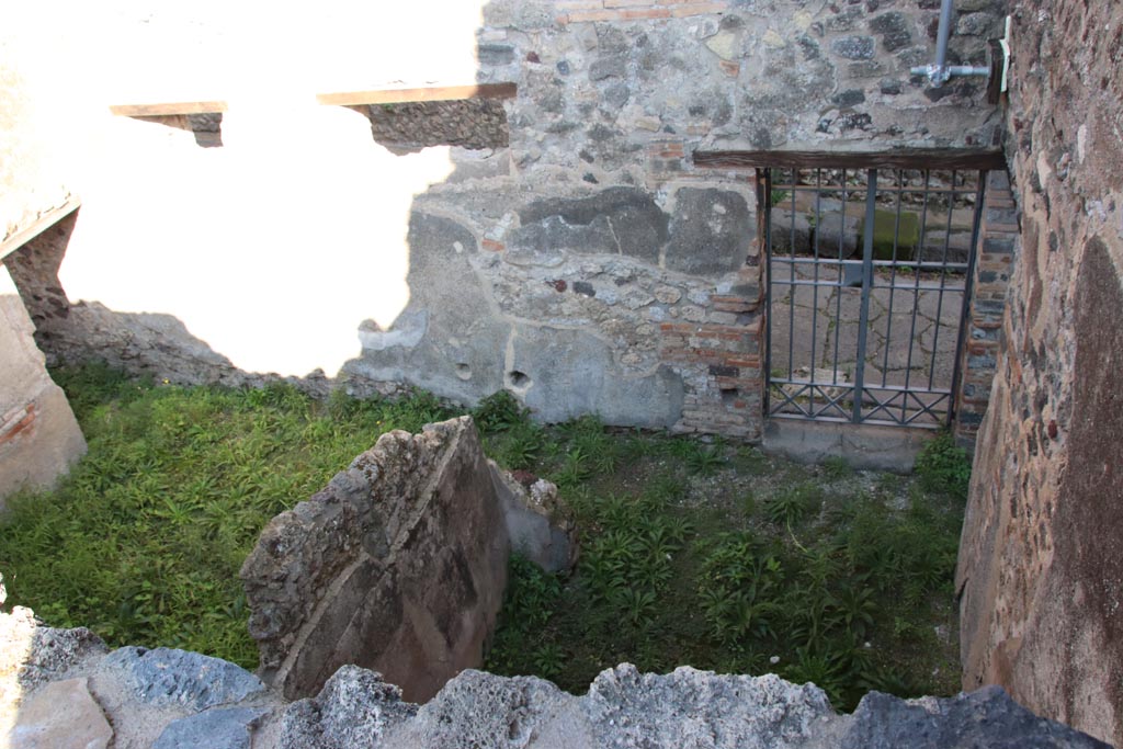 VIII.6.9 Pompeii. October 2022. Looking north towards entrance doorway, from above. Photo courtesy of Klaus Heese. 