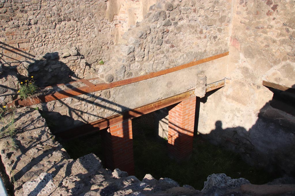 VIII.6.9 Pompeii. October 2022. 
Modern reconstruction of wall/beam supporting the dividing wall between rooms “s” and “t” on the ground floor level.
Photo courtesy of Klaus Heese. 
