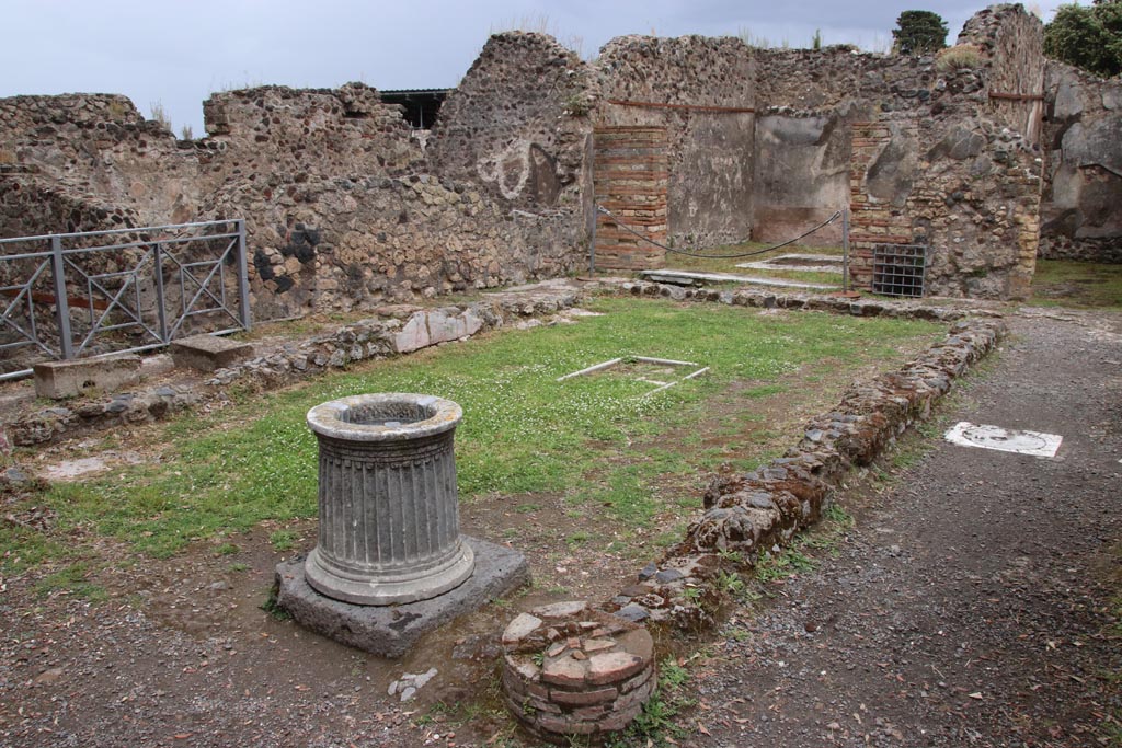 VIII.6.10 Pompeii. May 2024. Looking north-east across peristyle towards triclinium. Photo courtesy of Klaus Heese.