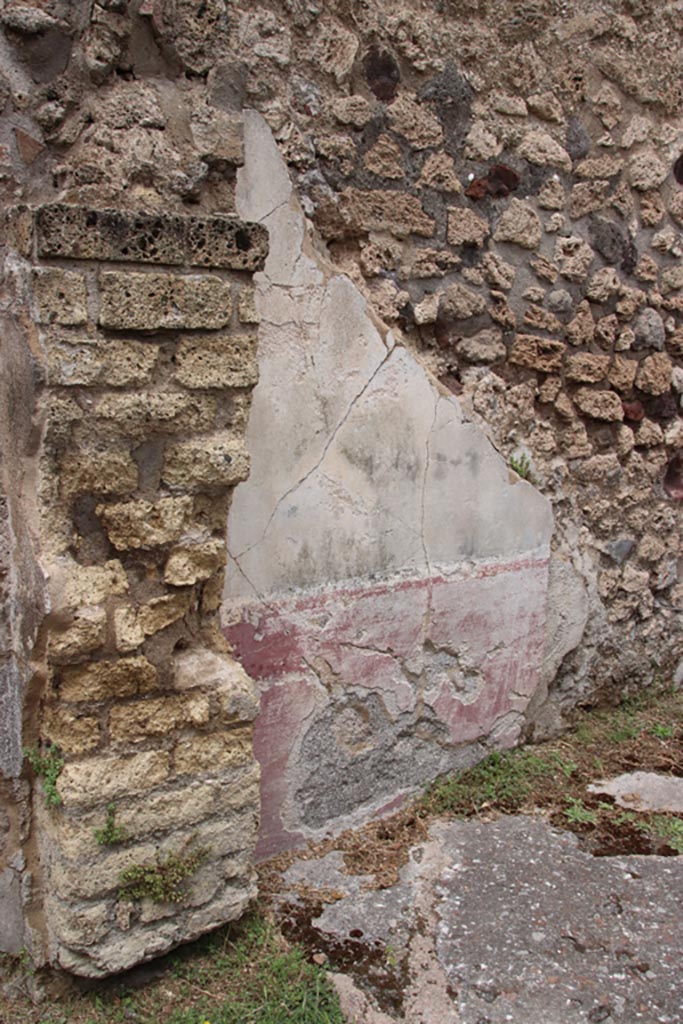 VIII.6.10 Pompeii. May 2024. 
Room “i”, painted decoration on north wall at west end near doorway. Photo courtesy of Klaus Heese.
