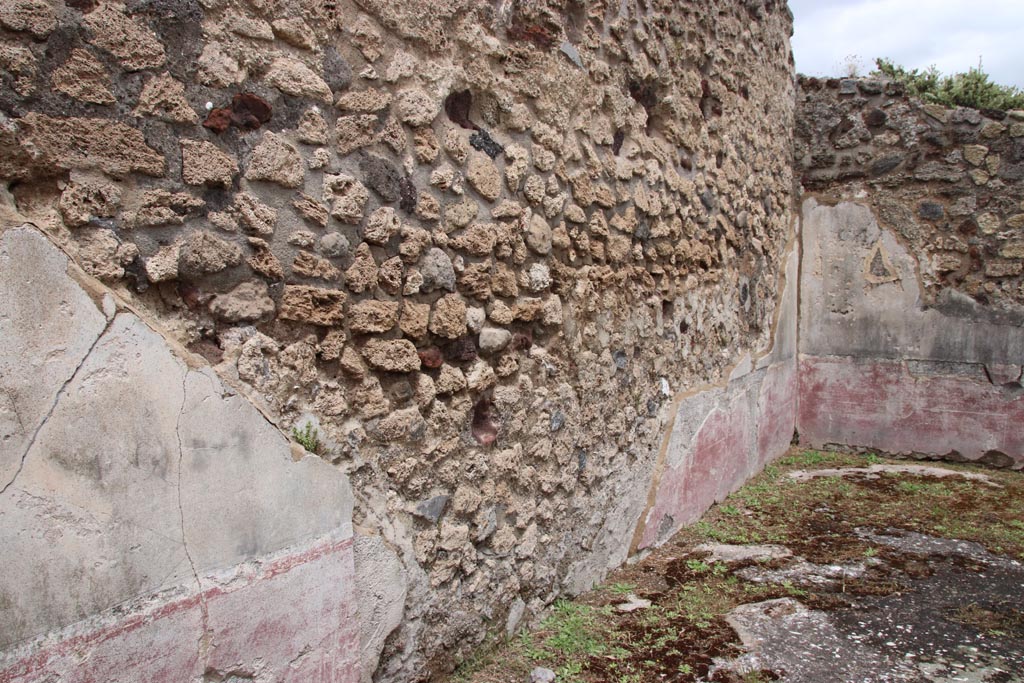 VIII.6.10 Pompeii. May 2024. Room “i”, detail of painted decoration on north wall. Photo courtesy of Klaus Heese.