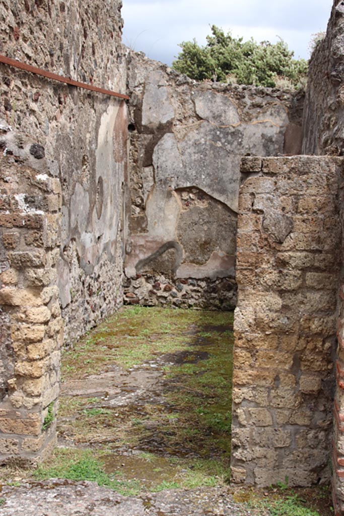 VIII.6.10 Pompeii. May 2024.
Looking east through doorway of room ‘o’. Photo courtesy of Klaus Heese.
