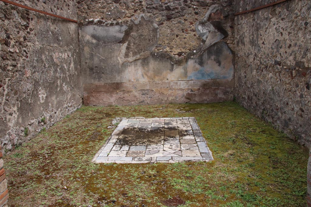 VIII.6.10 Pompeii. May 2024. Looking east across room “p”, a triclinium. Photo courtesy of Klaus Heese.