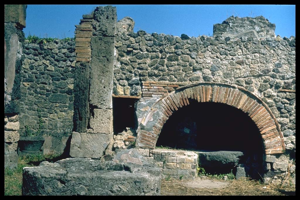 VIII.6.11 Pompeii. Oven on east side of bakery.
Photographed 1970-79 by Günther Einhorn, picture courtesy of his son Ralf Einhorn.
