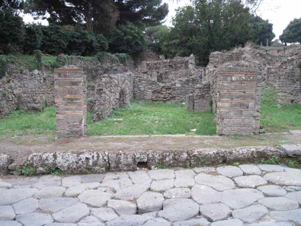 VIII.7.1 Pompeii. September 2010. Looking west to entrance to VIII.7.4 on Via Stabiana.
The rectangular exit of the drain from VIII.7.1 can be seen in front of the kerb. Photo courtesy of Drew Baker.
