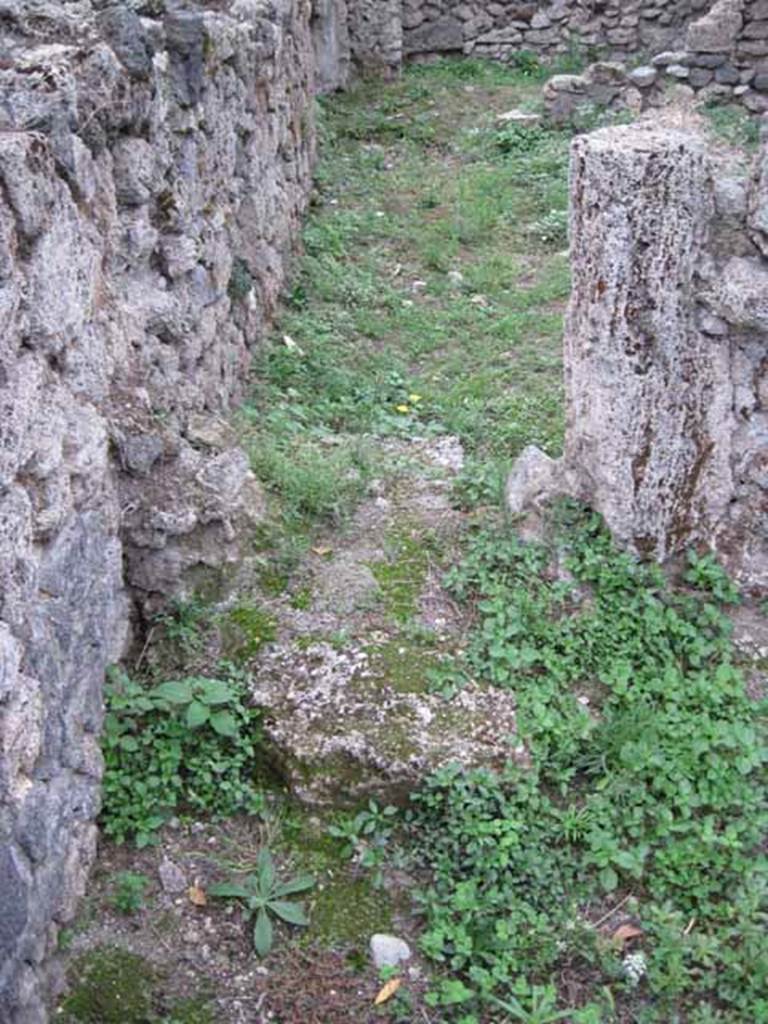 VIII.7.5 Pompeii. September 2010. Photo courtesy of Drew Baker.
Doorway with step, looking west into the rustic room of VIII.7.6, from rear room of workshop. (This doorway does not appear on the Eschebach or PPP plans).

