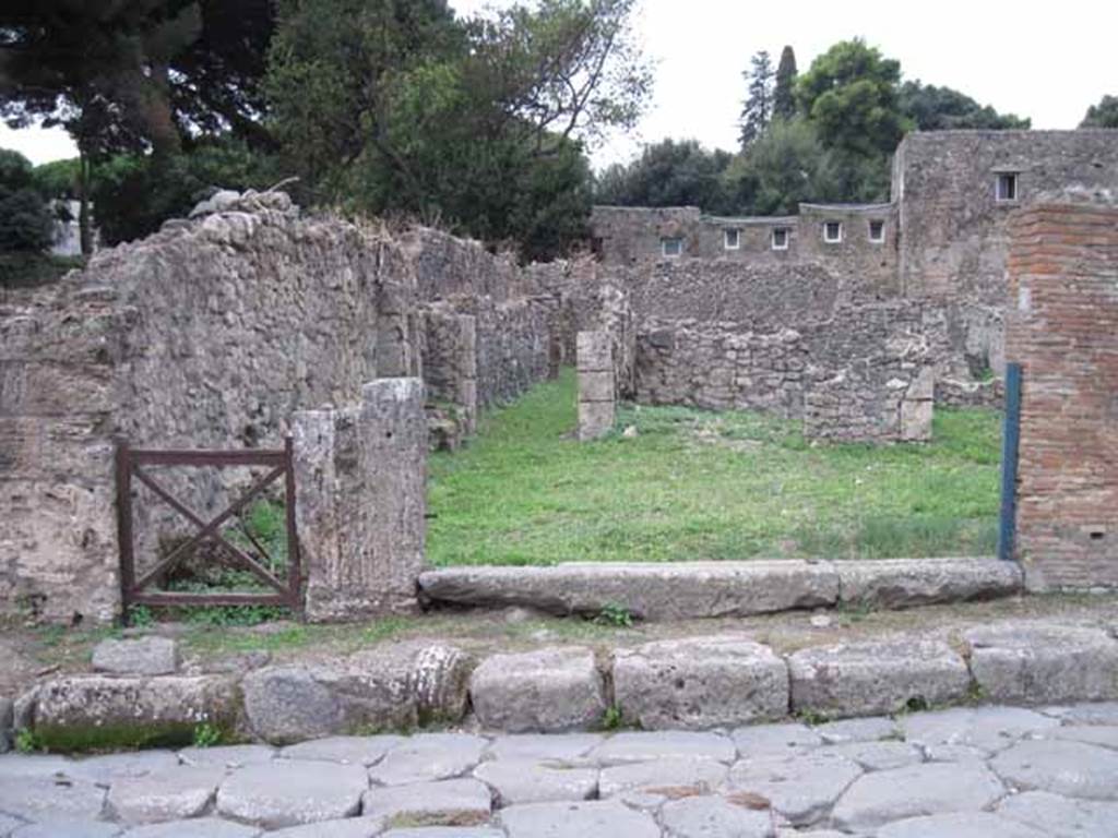 VIII.7.7 Pompeii. September 2010.  Narrow entrance (left) on Via Stabiana, looking west. Photo courtesy of Drew Baker.