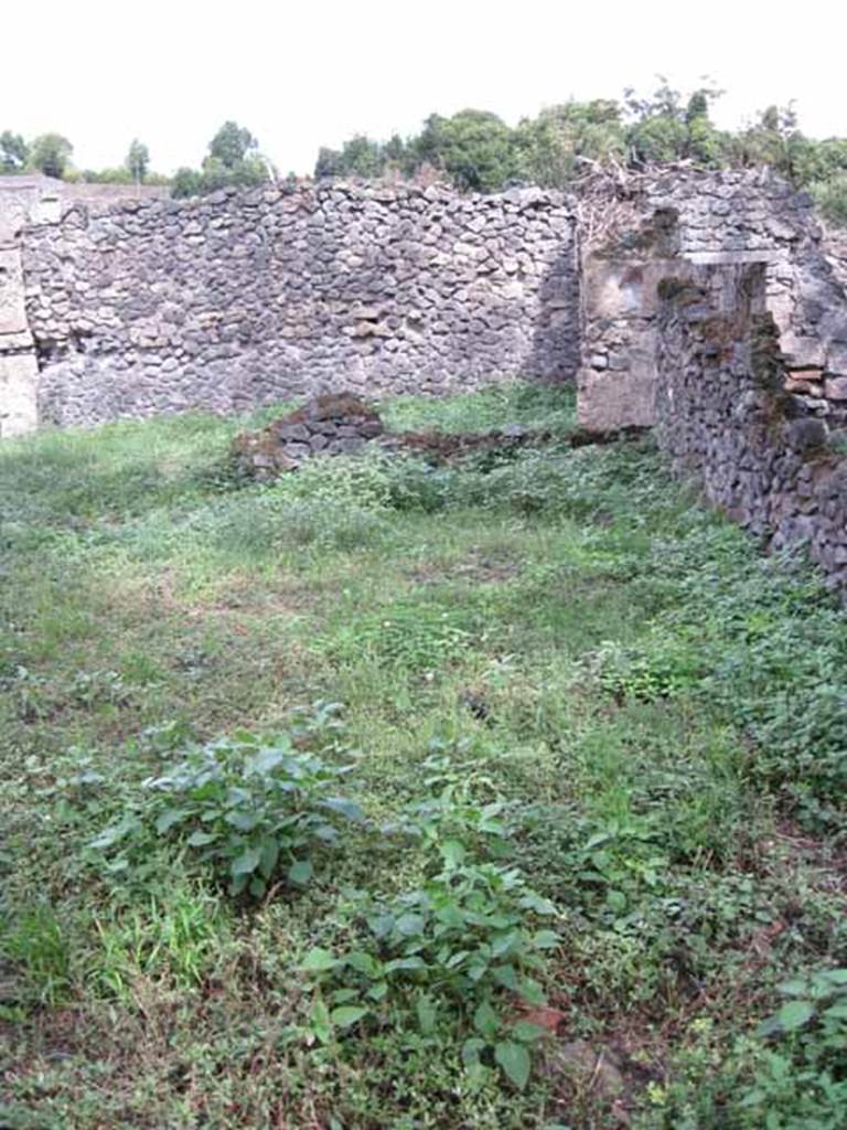 VIII.7.10 Pompeii. September 2010. Looking east along south garden wall, where the triclinium was sited. Photo courtesy of Drew Baker.
