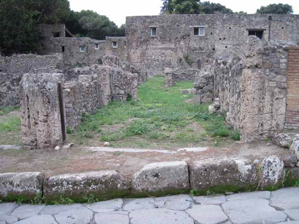 VIII.7.11 Pompeii. September 2010. Entrance on Via Stabiana, looking west.
Photo courtesy of Drew Baker.
