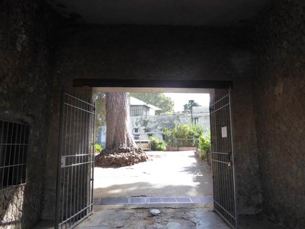 VIII.7.16 Pompeii. October 2014. South, or rear wall of exedra. Photo courtesy of Michael Binns. 

