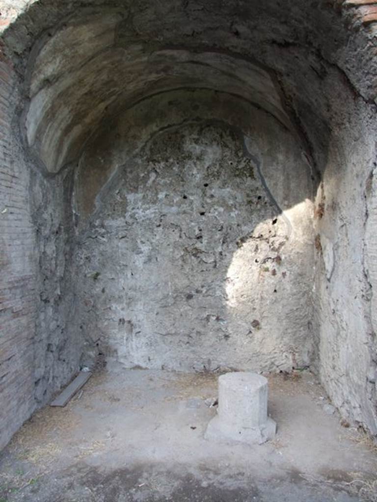 VIII.7.16 Pompeii.  September 2005. North West corner.  Arch under staircase.