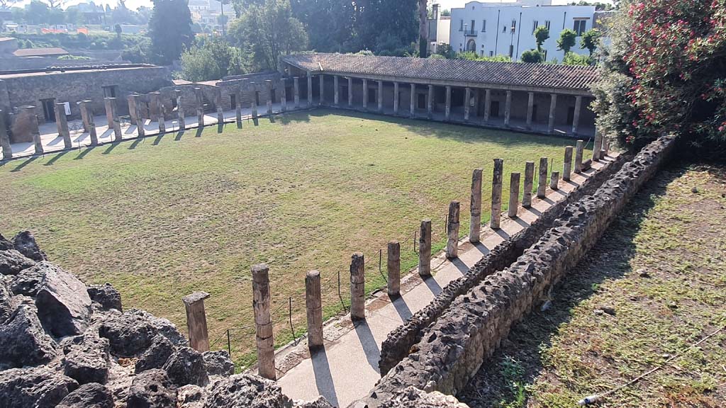 VIII.7.16 Pompeii. July 2021. Looking south-east from top of steps, with west side of portico, centre right.
Foto Annette Haug, ERC Grant 681269 DÉCOR.
