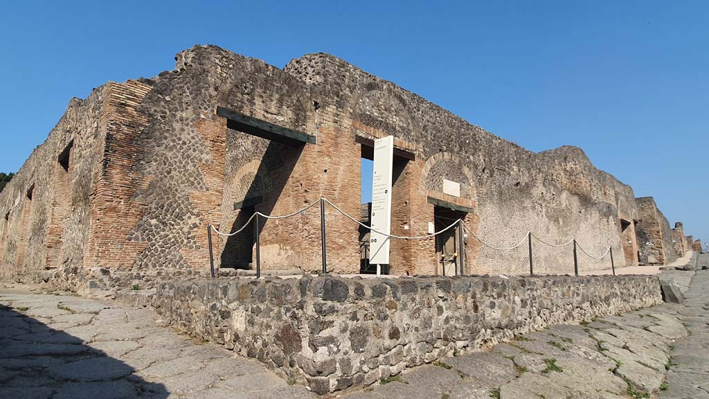 VIII.7.17 Pompeii. July 2021. Looking west to entrances VIII.7.16, on left, and VIII.7.17, 18 and 19, on west side of Via Stabiana.
Foto Annette Haug, ERC Grant 681269 DÉCOR.
