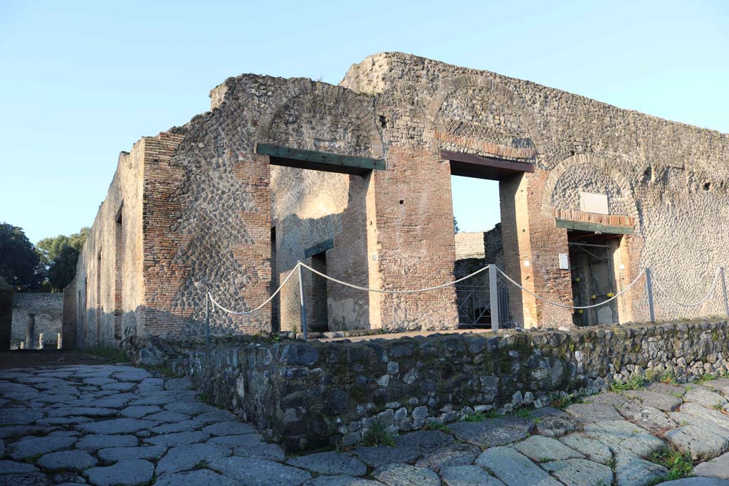 VIII.7.17, Pompeii, left of centre. December 2018. 
Looking west to entrances VIII.7.16, on left, and VIII.7.17, 18 and 19, on Via Stabiana. Photo courtesy of Aude Durand.
