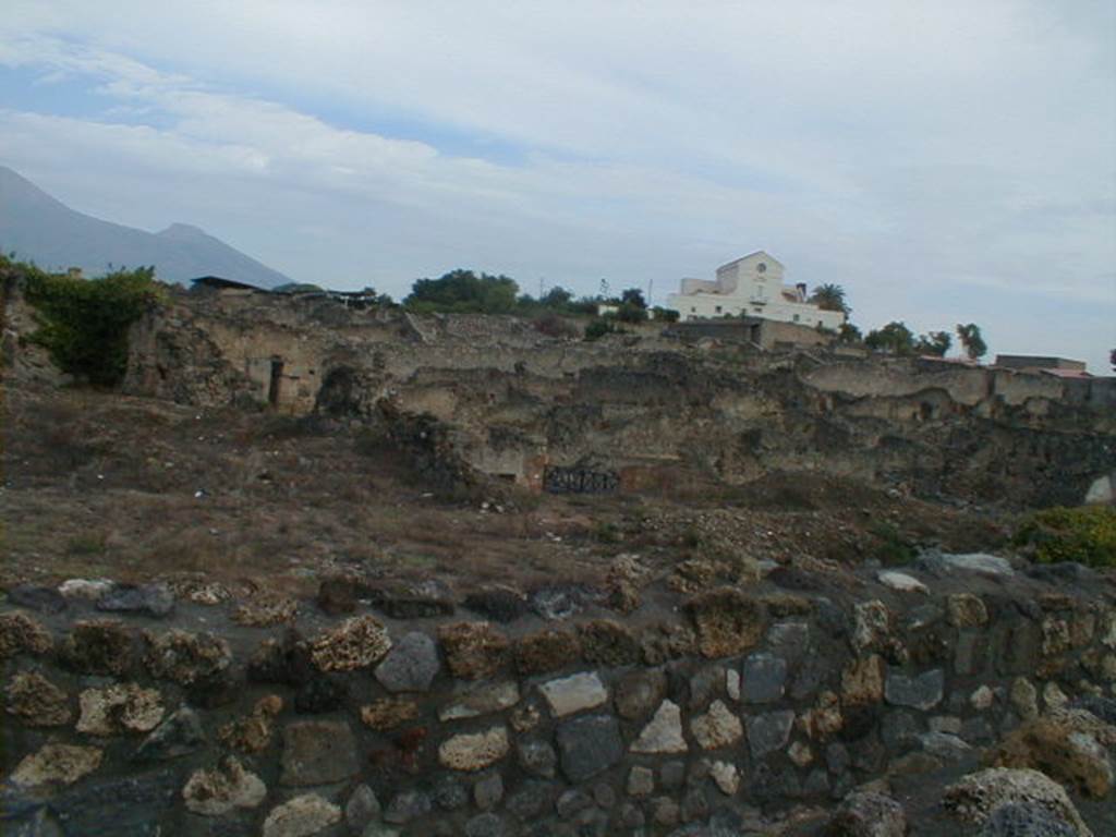 Pompeii. May 2005. Regio I.3 and I.4 from top of Little Theatre looking NNE. 