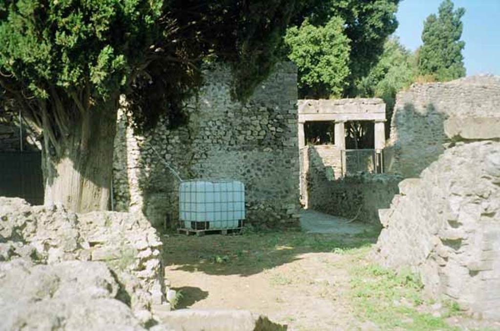 VIII.7.21 Pompeii. July 2010. Looking west to rear of perfumed water tank. Photo courtesy of Rick Bauer.