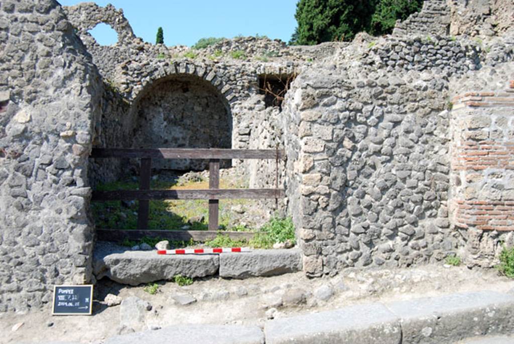 VIII.7.22 Pompeii. June 2009. Entrance doorway, threshold, pavement and faade. Photo courtesy of Sera Baker.