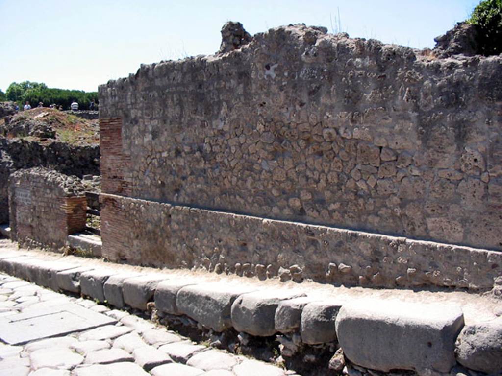 VIII.7.24 Pompeii. June 2007. Exterior wall faade on south side of entrance doorway, looking towards VIII.7.23. Photo courtesy of Sera Baker.
