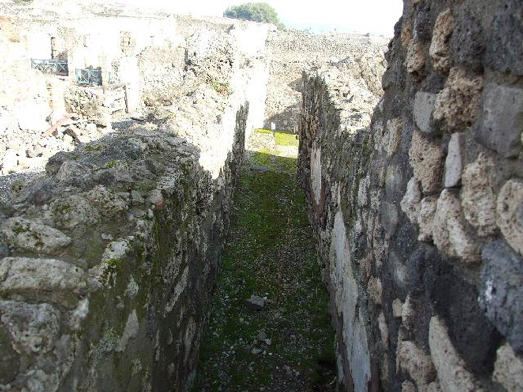 VIII.7.25  Pompeii. December 2006.  Corridor around shrine on podium.