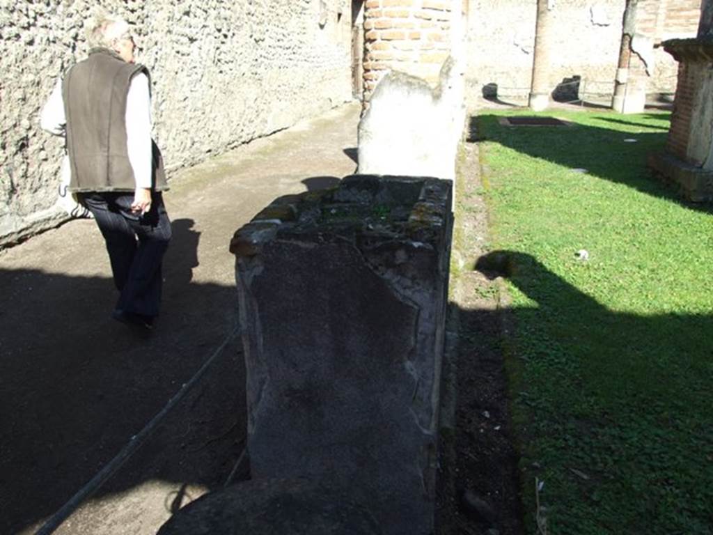 VIII.7.28 Pompeii.  March 2009. Looking east along north portico.