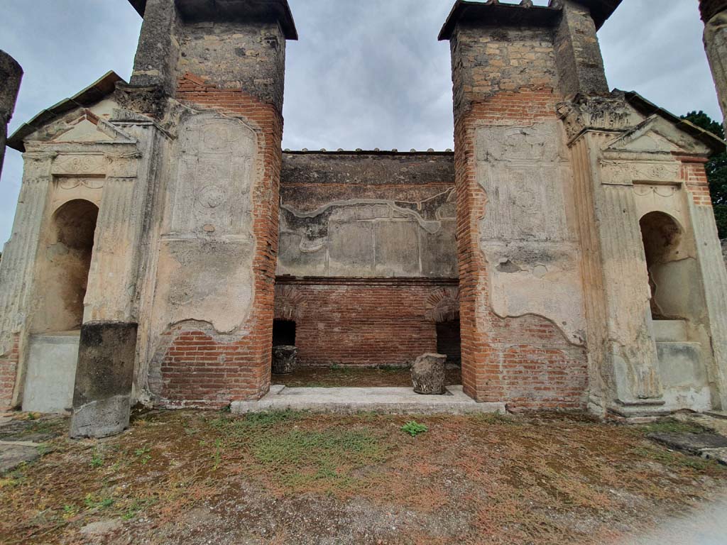 VIII.7.28 Pompeii. August 2021. East front facade of cella, with niche on south and north end.
Foto Annette Haug, ERC Grant 681269 DÉCOR.
