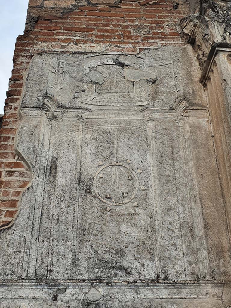 VIII.7.28 Pompeii. August 2021. Detail of stucco decoration on north side of entrance to cella.
Foto Annette Haug, ERC Grant 681269 DÉCOR.
