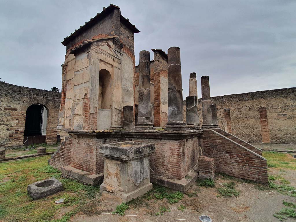 VIII.7.28 Pompeii. August 2021. Looking towards south side of podium.
Foto Annette Haug, ERC Grant 681269 DÉCOR.
