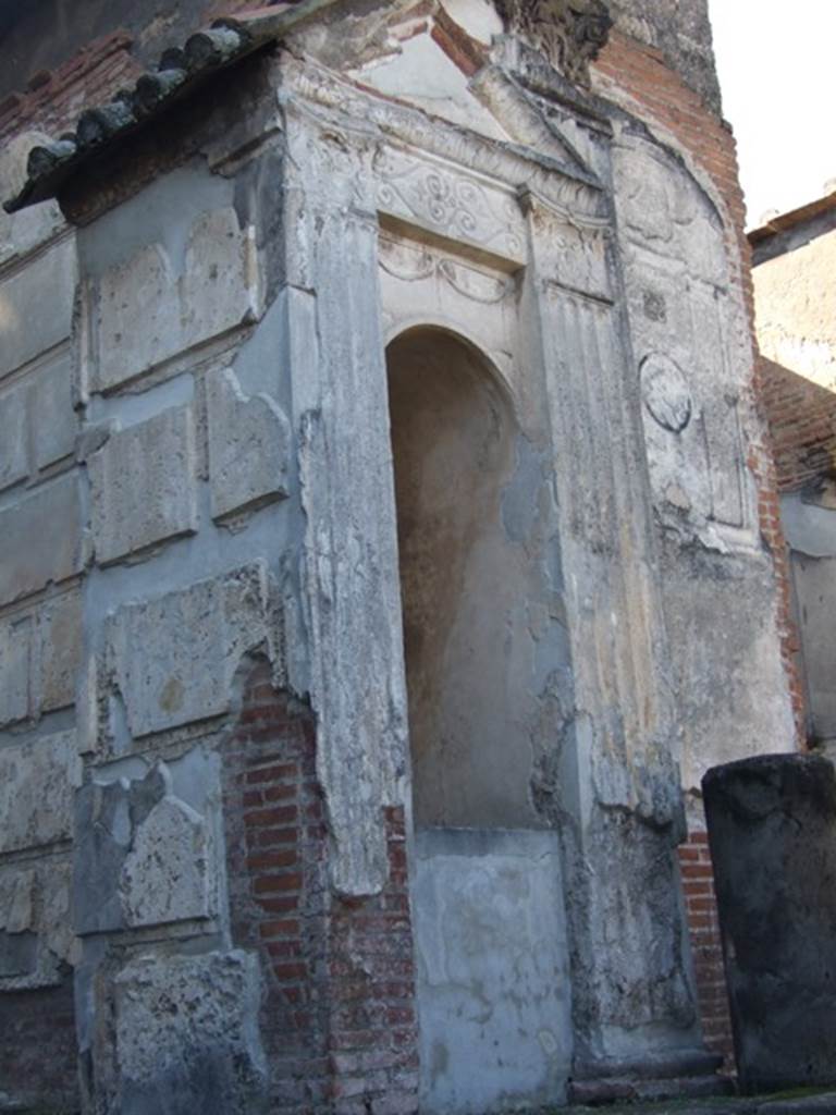 VIII.7.28 Pompeii.  March 2009.  Niche on south side.