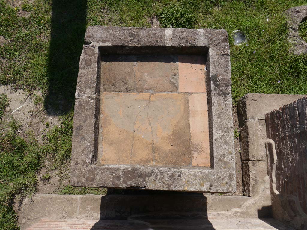 VIII.7.28 Pompeii. September 2018. Looking down onto top of altar.
Foto Anne Kleineberg, ERC Grant 681269 DÉCOR.
