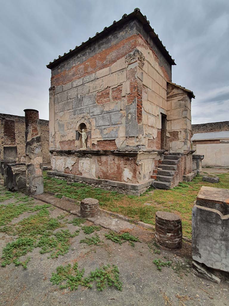 VIII.7.28 Pompeii. August 2021. Looking towards the rear west and south wall, from south-west corner.
Foto Annette Haug, ERC Grant 681269 DÉCOR.
