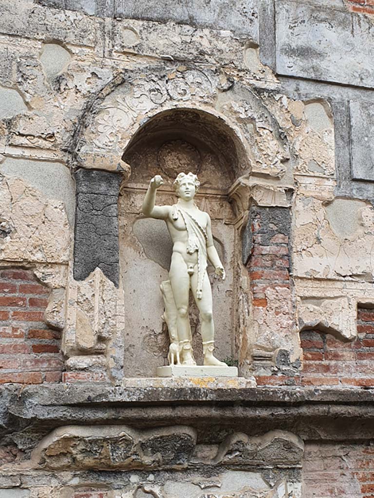 VIII.7.28 Pompeii. August 2021.
Reproduction statue of Bacchus (Dionysus) with his panther in niche set into west wall.
Foto Annette Haug, ERC Grant 681269 DÉCOR.
