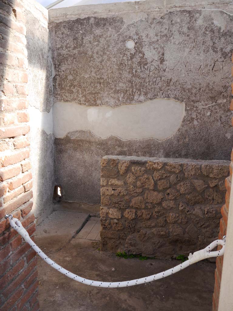 VIII.7.28 Pompeii. September 2018. Looking south-east through entrance doorway.
Foto Anne Kleineberg, ERC Grant 681269 DÉCOR.

