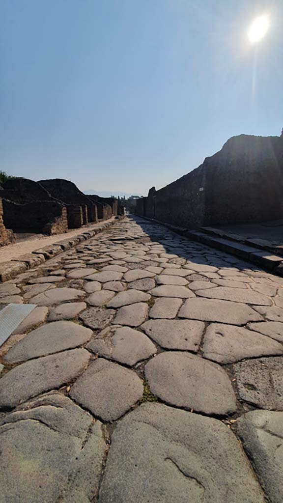 VIII.4 Pompeii, on left. July 2021.
Via del Tempio d’Iside from entrance to Triangular Forum. VIII.7.30, on right.  
Foto Annette Haug, ERC Grant 681269 DÉCOR.
