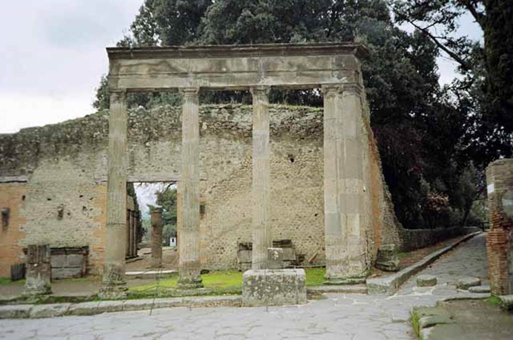 VIII.7.30 Pompeii. May 2010. Looking across Via del Tempio d’Iside to entrance, fountain and Via dei Teatri, south end on right. 
Photo courtesy of Rick Bauer.
