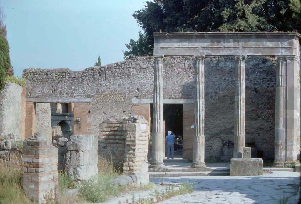 VIII.7.30 Pompeii, 1971. Looking south from Via dei Teatri towards entrance with fountain outside.
On the left are the entrances of VIII.4.40 and 41. Photo courtesy of Rick Bauer, from Dr George Fay’s slides collection.
