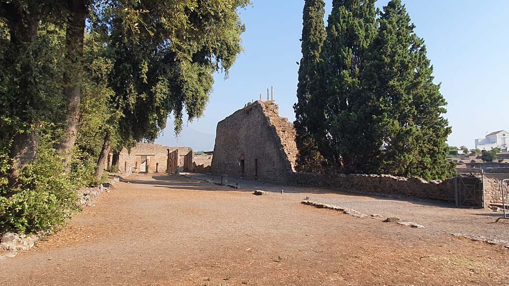 VIII.7.30 Pompeii. July 2021. 
Triangular Forum east side, looking north, with steps down to Gladiator’s Barracks and Theatres, on right.
Foto Annette Haug, ERC Grant 681269 DÉCOR.
