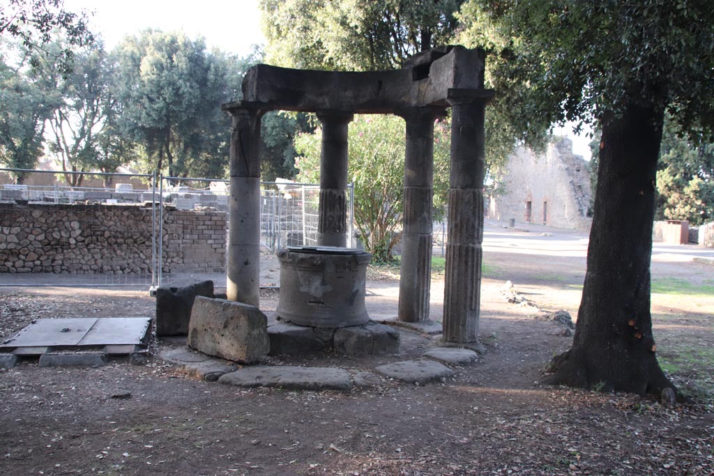 VIII.7.30 Pompeii. October 2023. Looking north from Tholos at VIII.7.32. Photo courtesy of Klaus Heese.