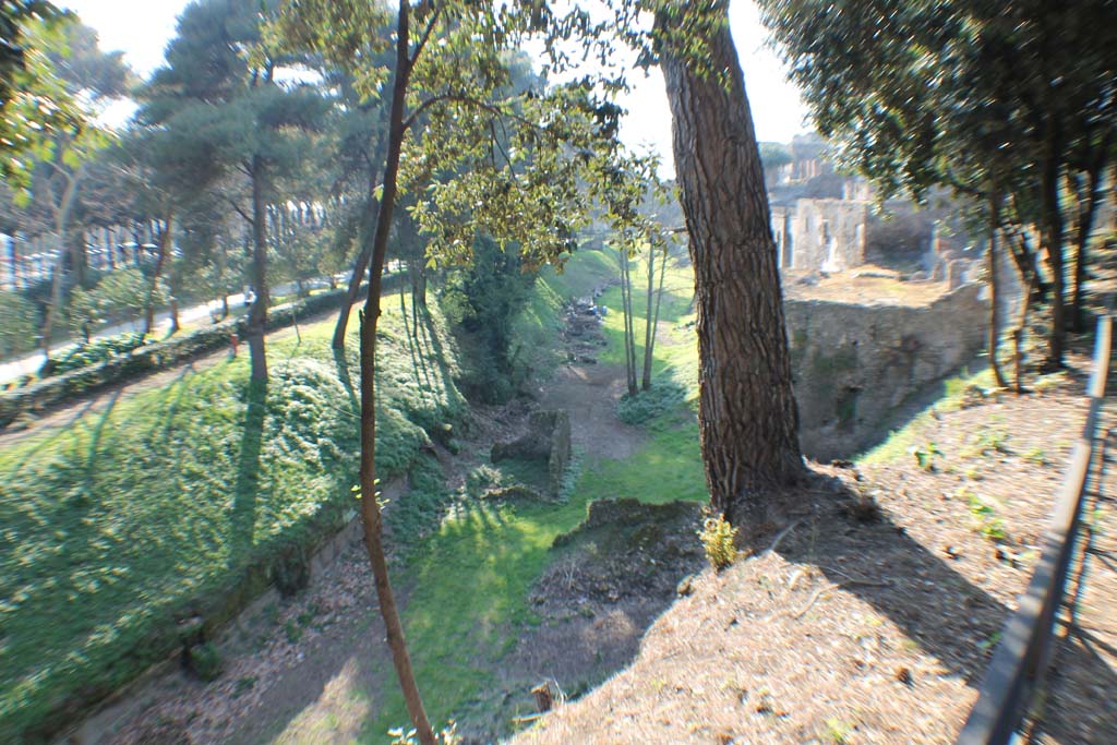 VIII.7.31 Pompeii. March 2014. Looking south-west from Triangular Forum along the rear of the houses in VIII.2.
Foto Annette Haug, ERC Grant 681269 DÉCOR.
