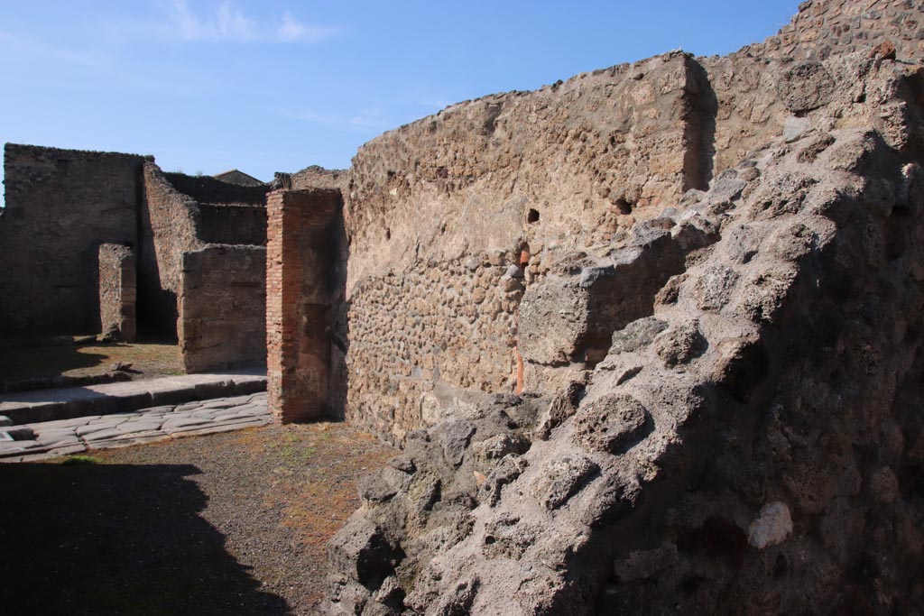 IX.1.1 Pompeii. October 2022. Looking north-west from rear room towards entrance onto Via Stabiana. Photo courtesy of Klaus Heese.