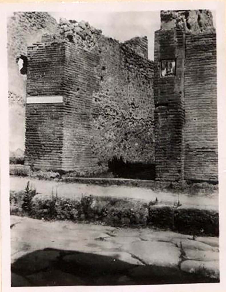 IX.1.5 Pompeii. Pre-1943. Looking towards entrance doorway and north side of entrance corridor. 
Photo by Tatiana Warscher.
See Warscher, T. Codex Topographicus Pompeianus, IX.1. (1943), Swedish Institute, Rome. (No.19a), p. 33.

