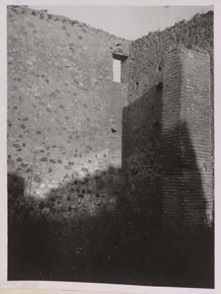 IX.1.5 Pompeii. Pre-1943. 
Looking towards south-east corner of workshop, with window taking its light from the garden of IX.1.20.
Photo by Tatiana Warscher.
See Warscher, T. Codex Topographicus Pompeianus, IX.1. (1943), Swedish Institute, Rome. (No.23), p. 40.
