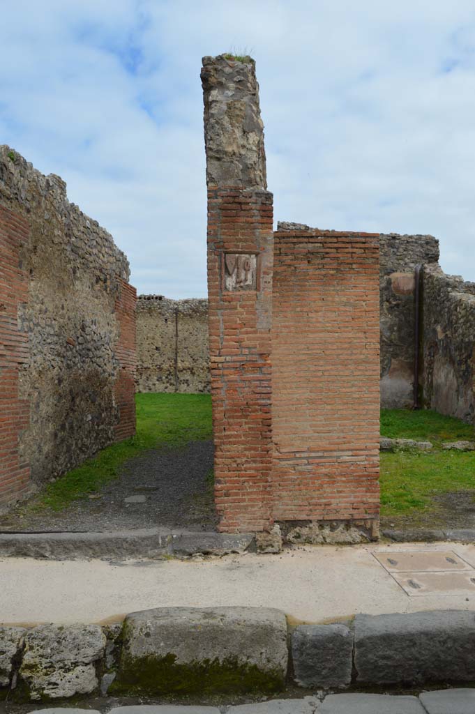 IX.1.5 Pompeii. March 2018. South side of doorway, pilaster with plaque. 
Foto Taylor Lauritsen, ERC Grant 681269 DCOR.

