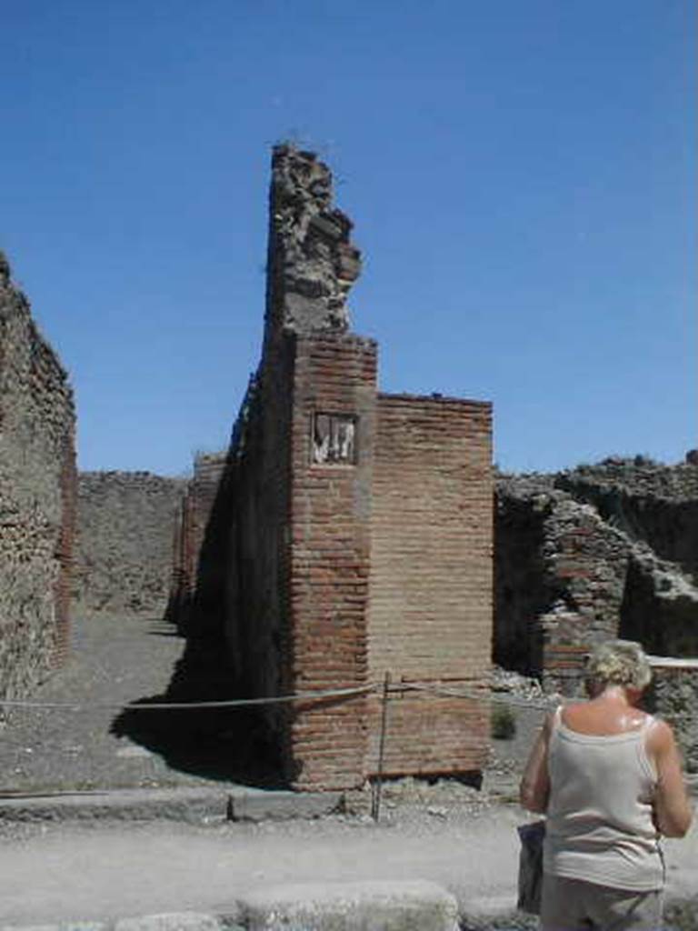 IX.1.5 Pompeii. May 2005. Entrance and plaque for toolmakers.